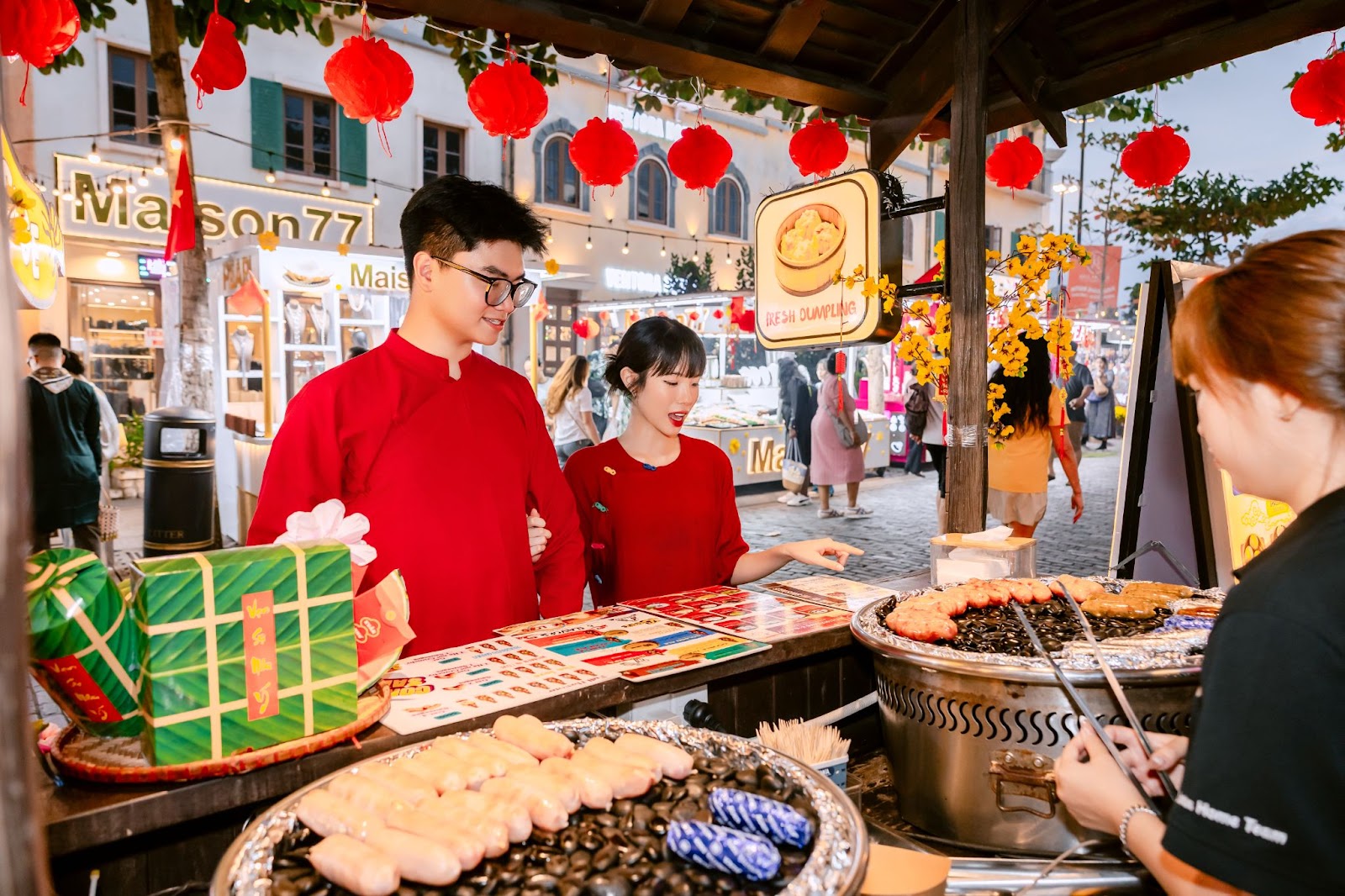 Du khách khám phá các gian hàng ẩm thực đường phố ngày Tết