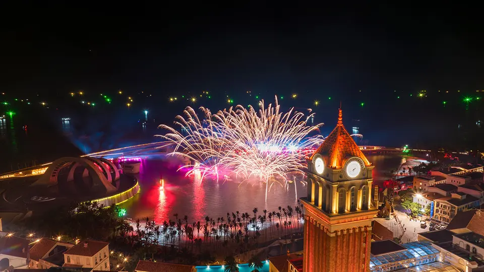 Sunset Town rực rỡ pháo hoa chào đón năm mới