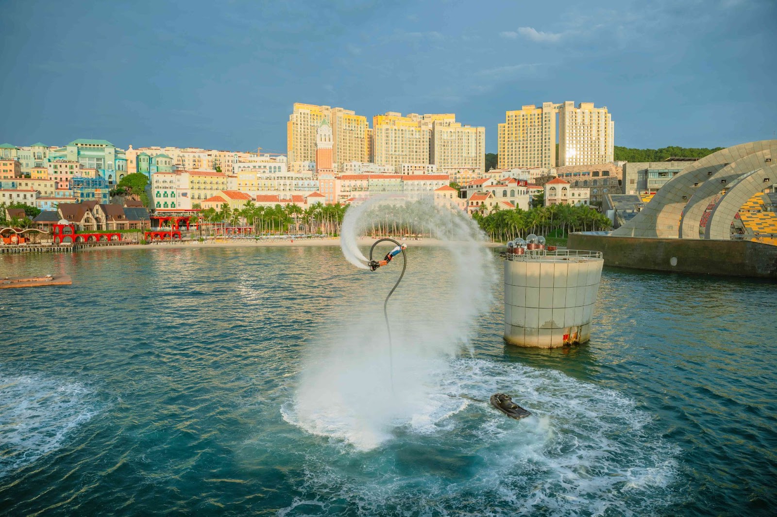 Nhiều dự án khách sạn 4–5 sao, khu nghỉ dưỡng cao cấp, trung tâm hội nghị đa chức năng và các khu vui chơi giải trí được đầu tư nhằm thu hút khách du lịch đến Phú Quốc.