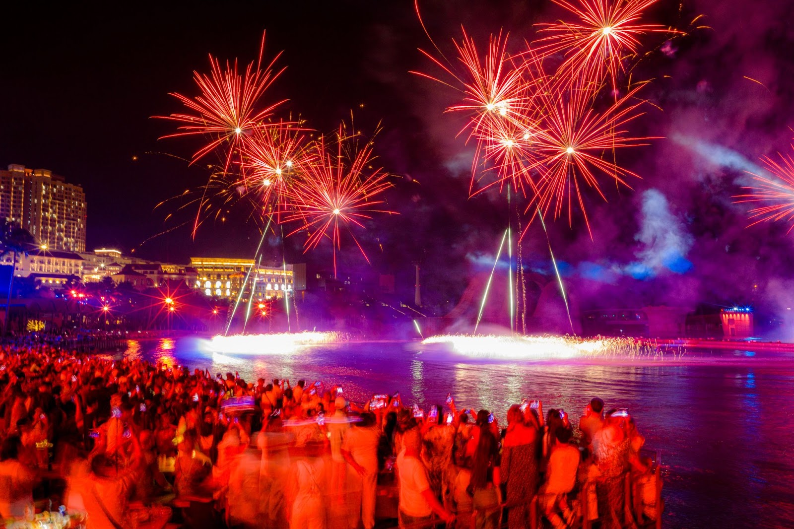 Bãi biển và nhà hàng kín chỗ với những show pháo hoa đang được đầu tư