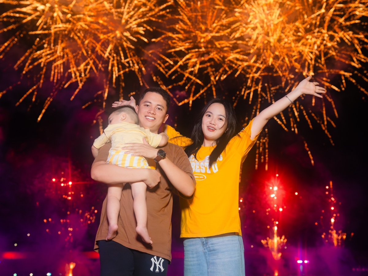 Du khách thích thú với những màn bắn pháo hoa rực rỡ tại Thị trấn Hoàng Hôn.