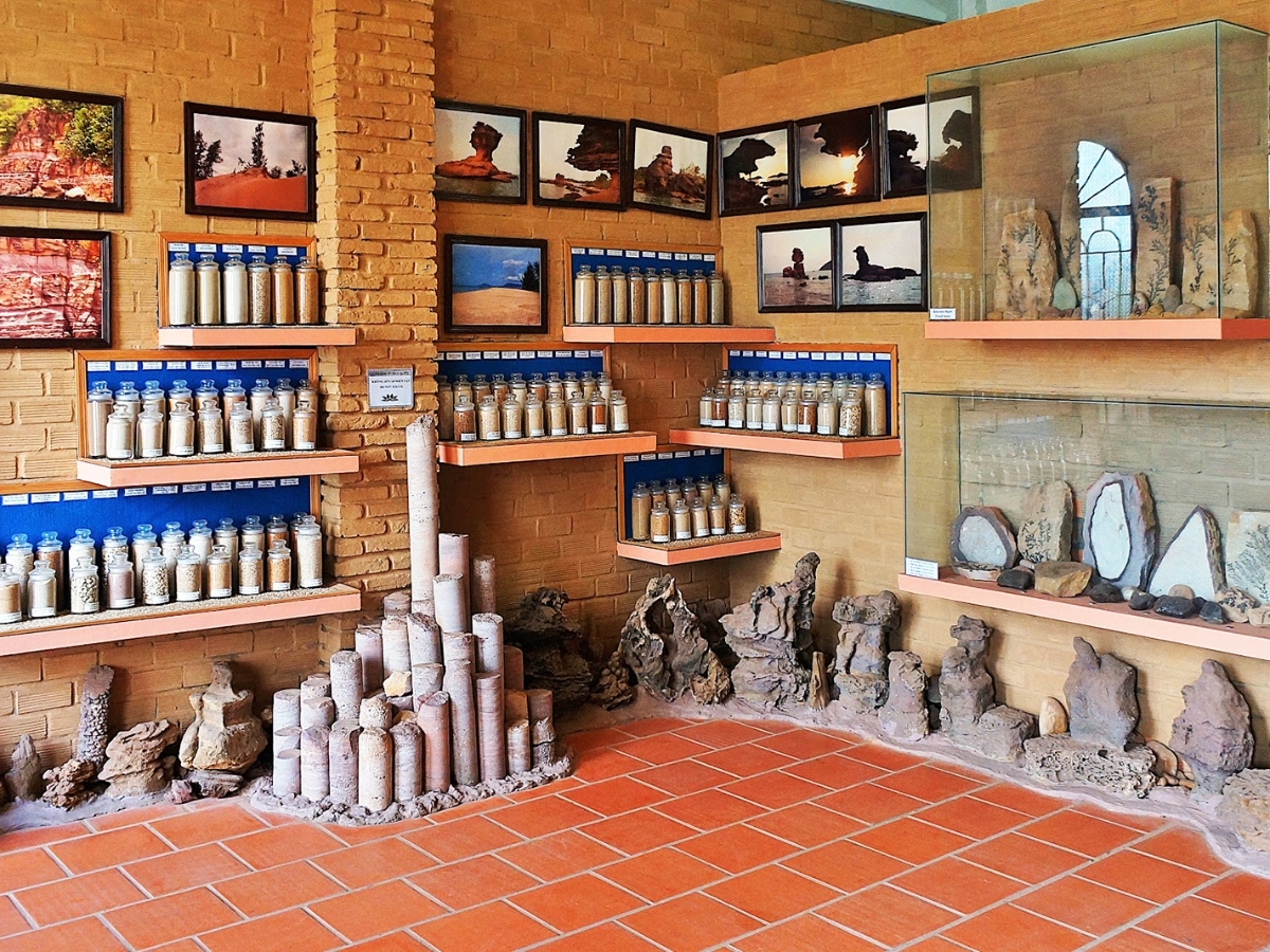 Bảo tàng Cội Nguồn là nơi lưu giữ những hiện vật liên quan đến lịch sử hình thành và đời sống của người dân Phú Quốc. 