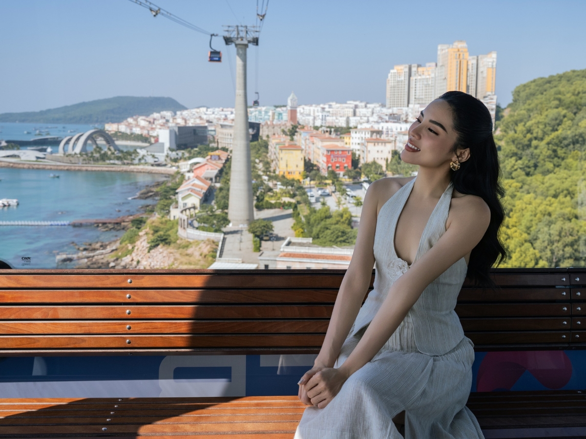 Du khách ngắm toàn cảnh biển trời Phú Quốc từ trên cáp treo Hòn Thơm.