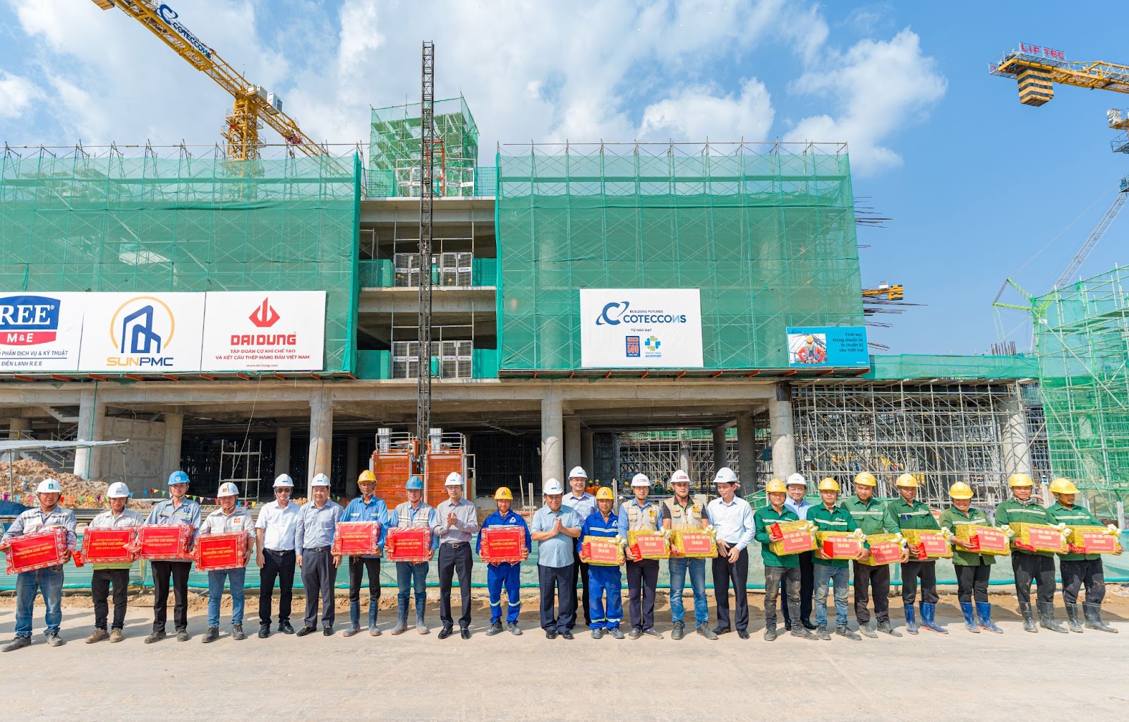 Phó Thủ tướng chụp ảnh lưu niệm với lực lượng thi công tại công trường APEC Phú Quốc.