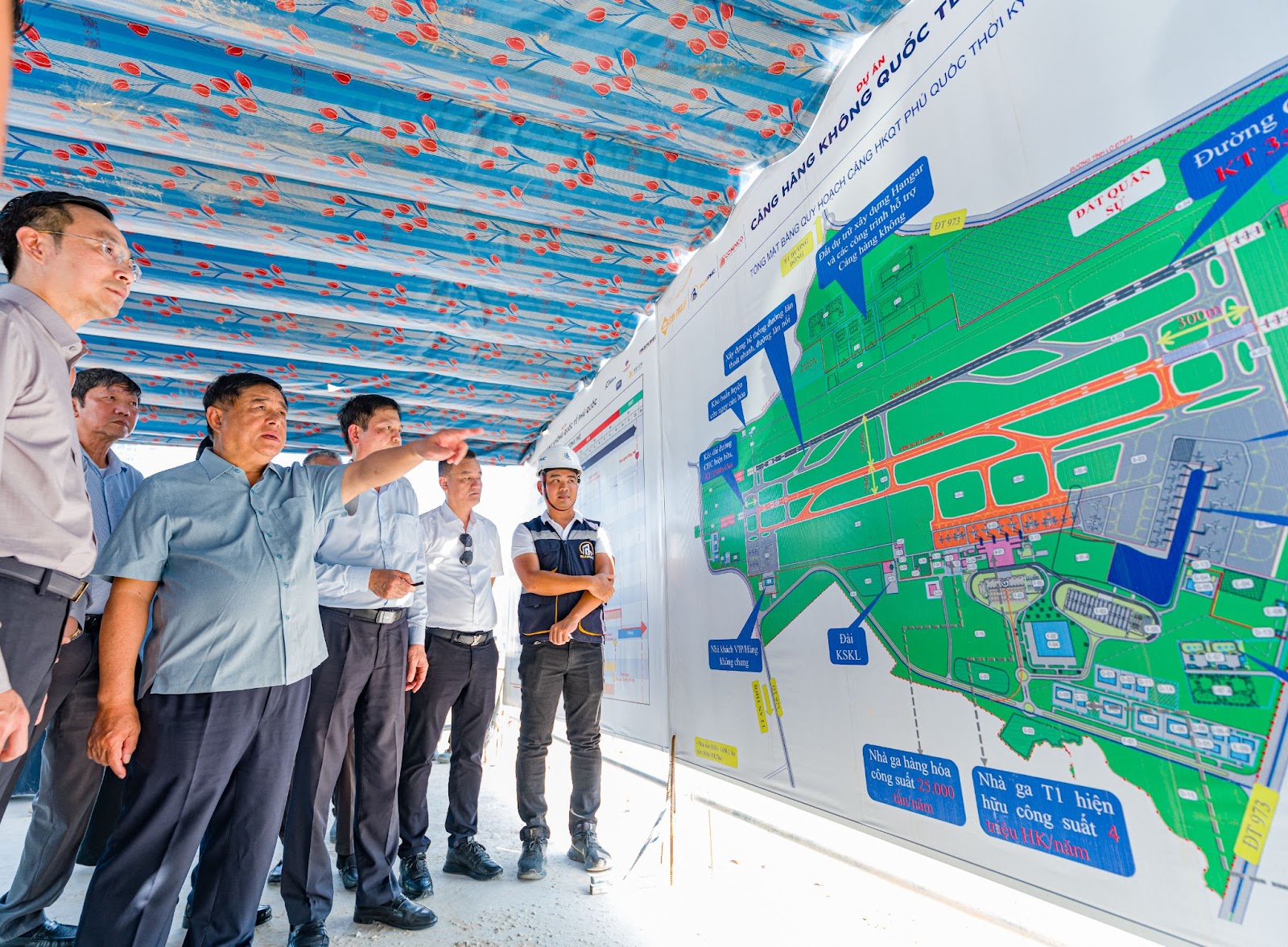 Phó thủ tướng Nguyễn Chí Dũng kiểm tra tiến độ dự án Cảng hàng không quốc tế APEC.