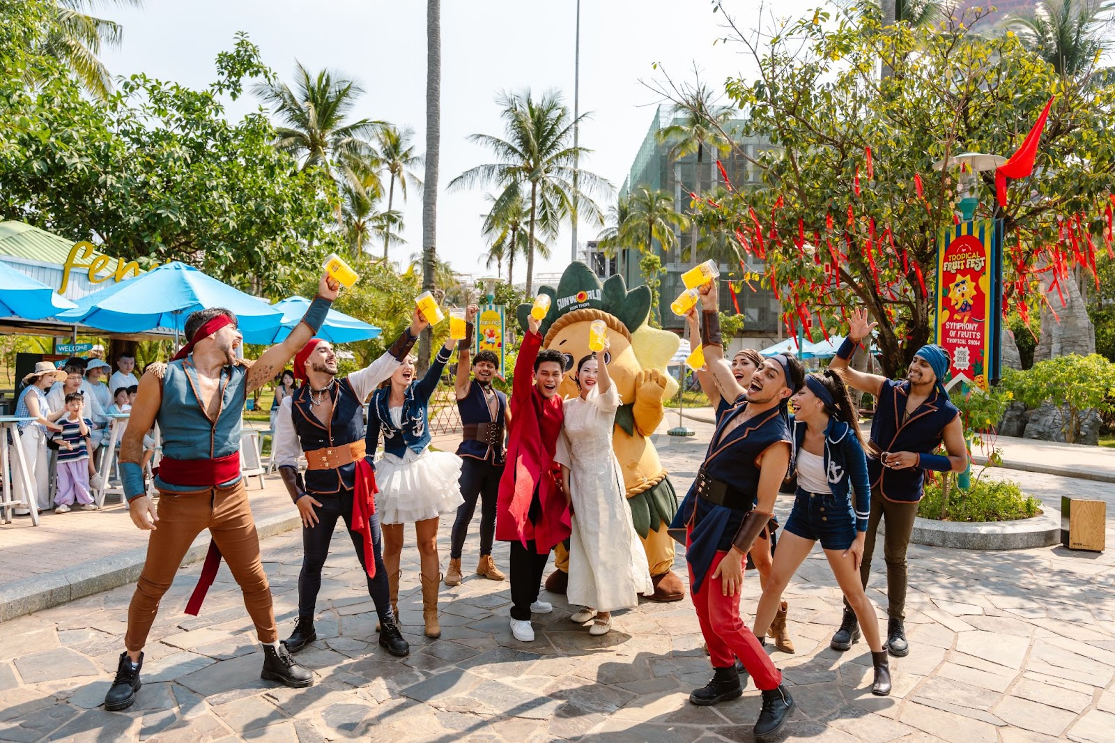 Các màn trình diễn đường phố khuấy động không khí du xuân, thu hút du khách cùng hòa nhịp