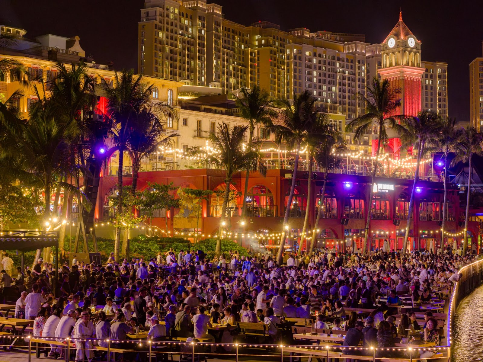 Biển người lấp kín không gian nhà hàng bia trong những đêm cao điểm