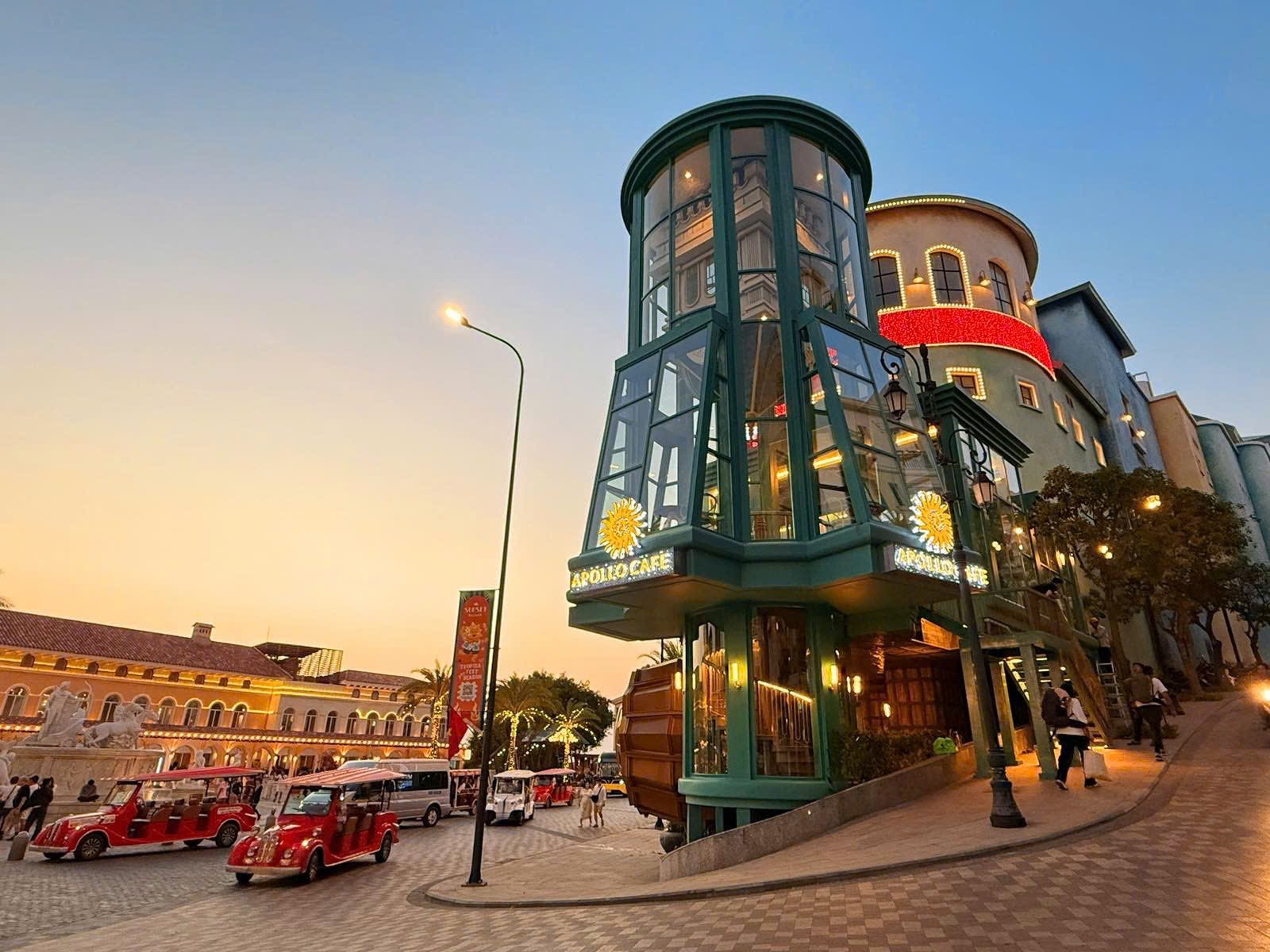 Apollo Cafe có lợi thế vị trí khi nằm gần trục đi bộ chính và quảng trường tại Sunset Town