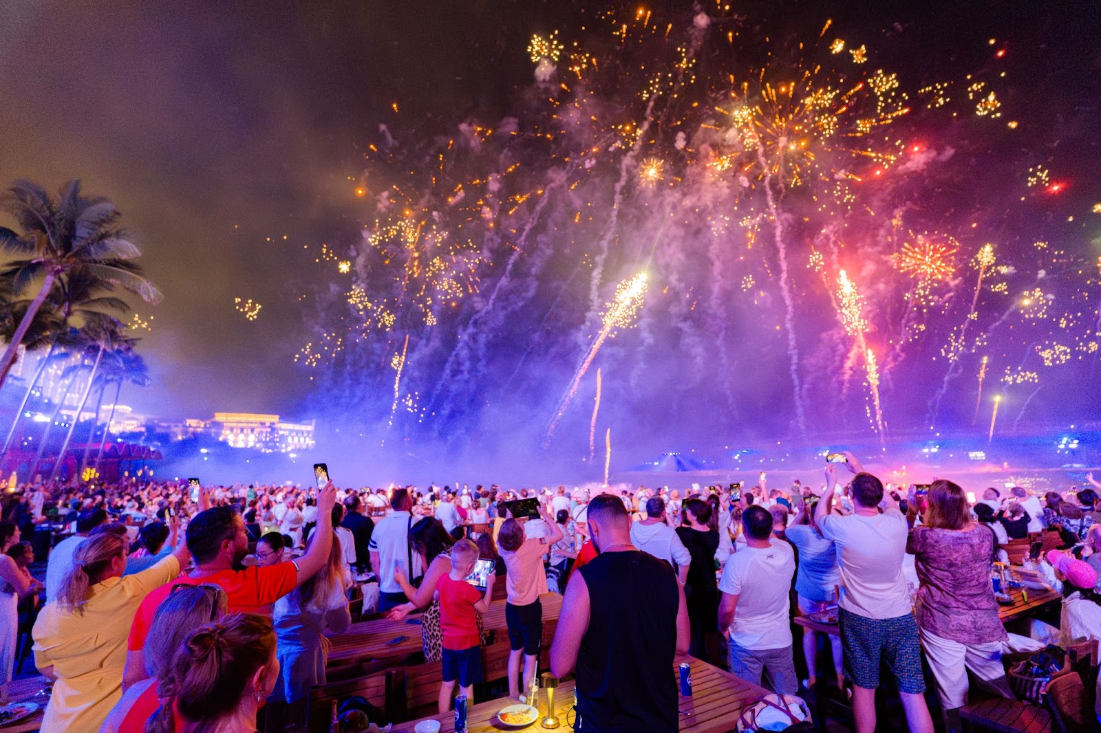 Du khách tấp nập chào đón countdown dịp cuối năm