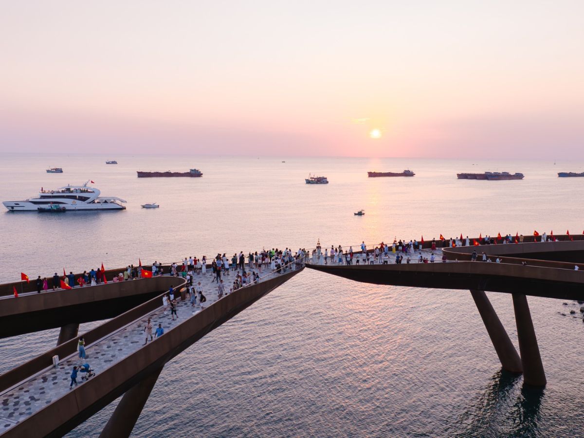 Nhiều du khách chọn tản bộ trên Cầu Hôn để ngắm hoàng hôn Nhiều du khách chọn tản bộ trên Cầu Hôn để ngắm hoàng hôn