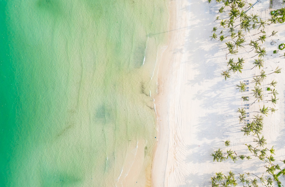 Bãi Kem là bãi biển nằm ở Nam đảo Phú Quốc, nổi bật với bờ cát trắng mịn và làn nước biển trong xanh Bãi Kem là bãi biển nằm ở Nam đảo Phú Quốc, nổi bật với bờ cát trắng mịn và làn nước biển trong xanh