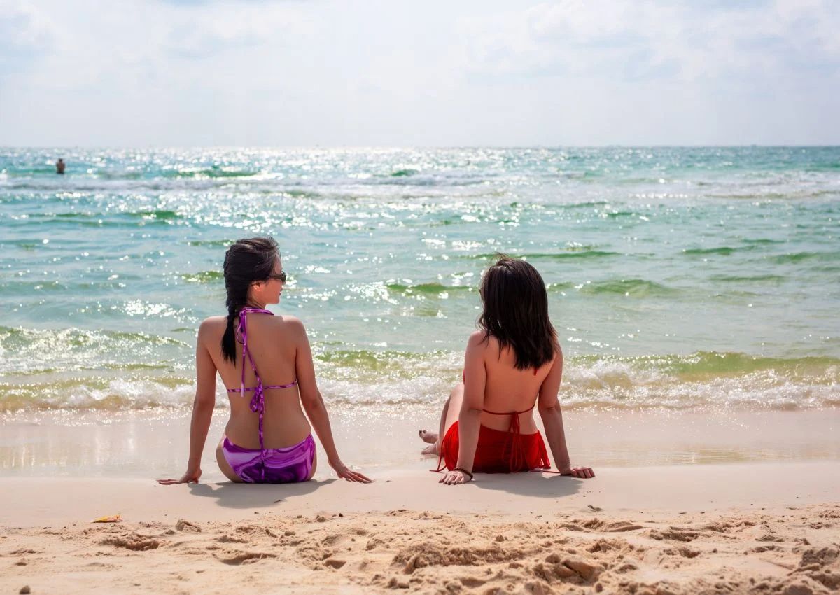 Du khách sử dụng kính râm khi check in bãi biển nhằm tránh ánh nắng gay gắt Du khách sử dụng kính râm khi check in bãi biển nhằm tránh ánh nắng gay gắt