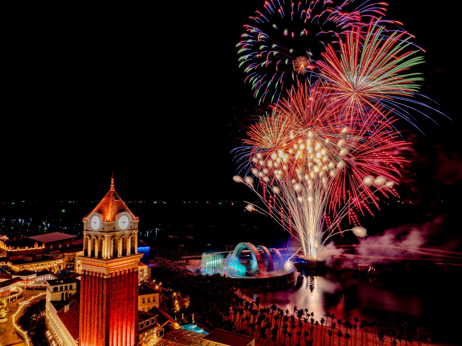 Màn pháo hoa rực rỡ của show Kiss of the Sea thắp sáng bầu trời đêm đảo Ngọc