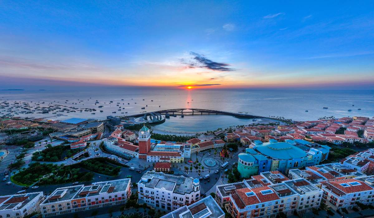 Thị trấn Hoàng Hôn tọa lạc tại phía Tây Nam đảo Phú Quốc, cảnh quan ven biển phù hợp cho các hoạt động du lịch nghỉ dưỡng