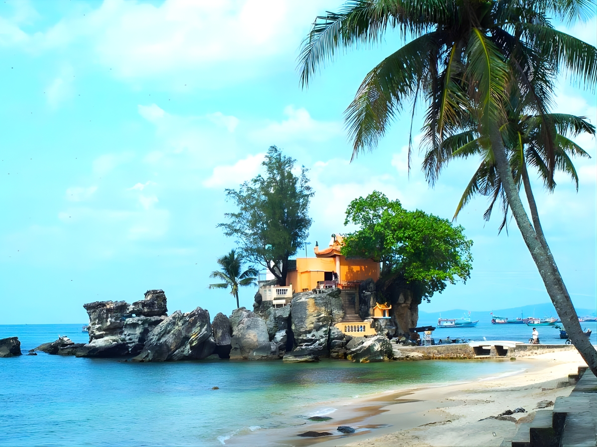 Du khách có thể tham quan và chiêm bái tại Dinh Cậu trước khi dạo chợ đêm Dương Đông