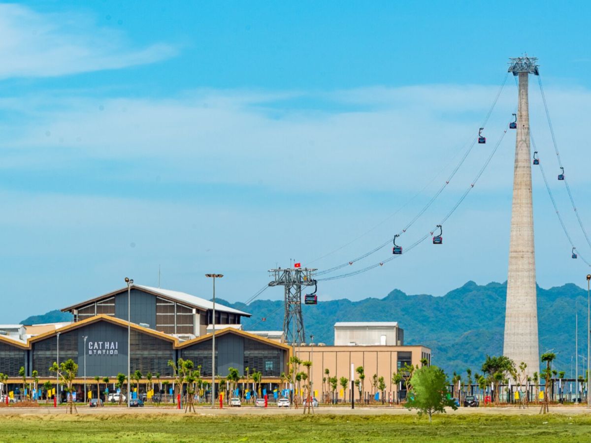 Điểm nổi bật của khu du lịch là cáp treo Cát Hải – Phù Long, tuyến cáp treo vượt biển giúp rút ngắn đáng kể thời gian di chuyển từ đất liền ra đảo.