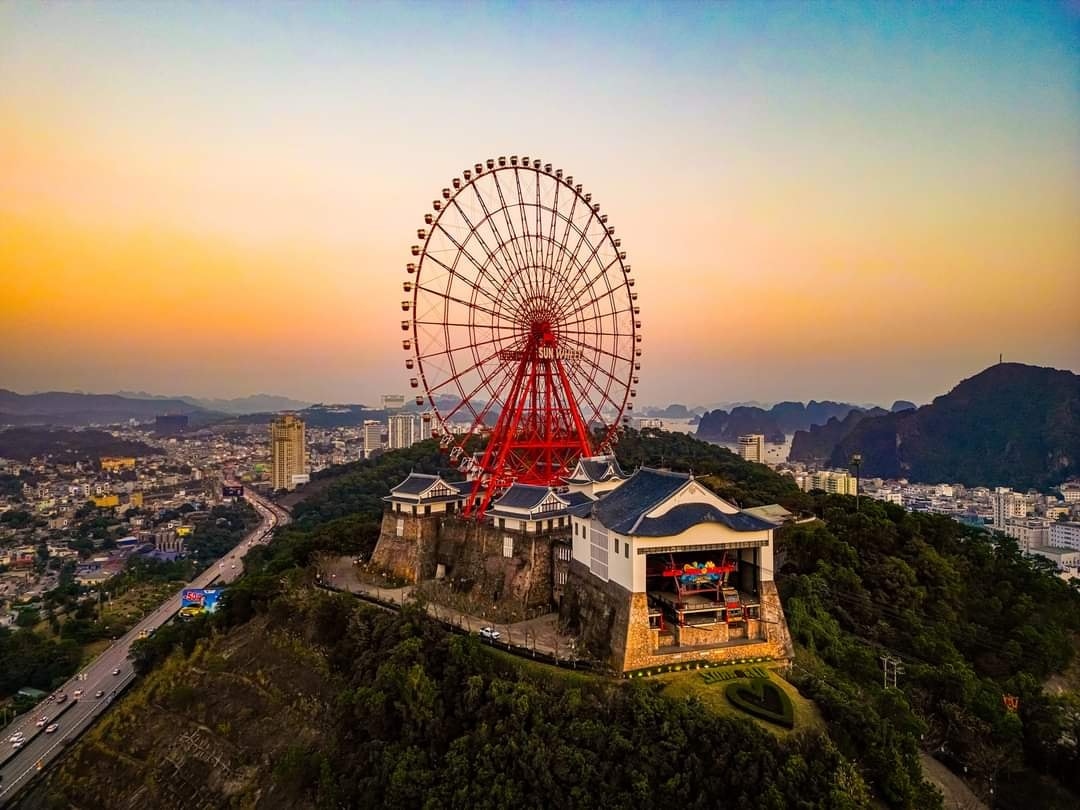 Sun World Ha Long là một trong những điểm vui chơi nổi bật, nằm ngay bên bờ vịnh di sản.