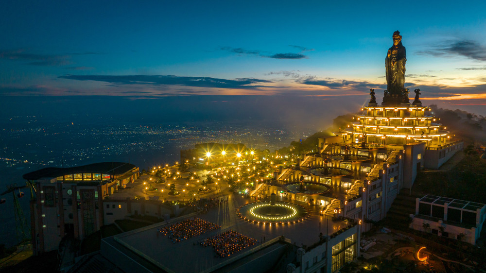 Sun World Ba Den Mountain lung linh về đêm, là điểm đến tâm linh nổi tiếng ở Nam bộ.