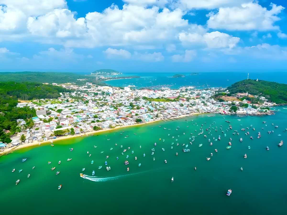 Phú Quốc là hòn đảo thuộc tỉnh An Giang, nằm trong vịnh Thái Lan, nổi tiếng với hệ sinh thái biển đảo phong phú