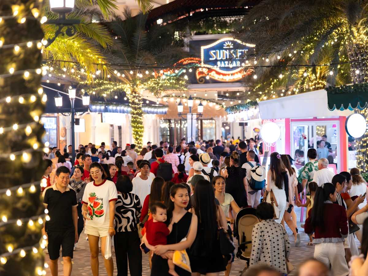 Dịp nghỉ lễ kéo dài từ cuối tháng 4 sang đầu tháng 5 thường tạo nên sự nhộn nhịp trên khắp các khu phố