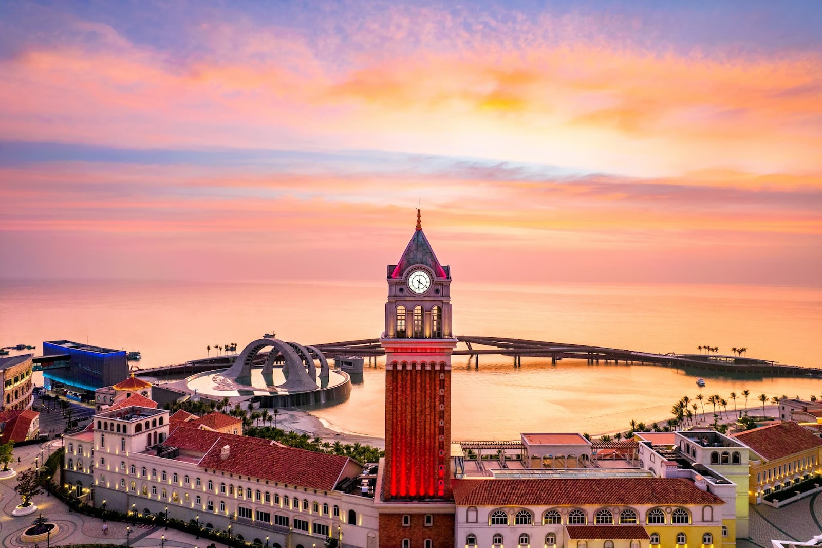 La Festa Phu Quoc Curio Collection by Hilton nằm ngay trung tâm Thị Trấn Hoàng Hôn, mang cảm hứng thiết kế từ kiến trúc vùng Địa Trung Hải