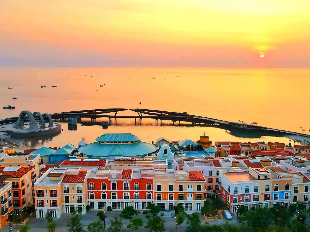 Công trình này có cấu trúc kéo dài trên mặt nước, hướng ra biển phía Tây Nam đảo và trở thành điểm dừng chân thường thấy