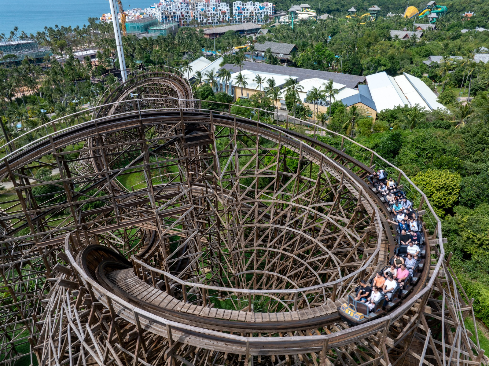 Trò chơi tàu lượn siêu tốc tại công viên chủ đề Làng Exotica