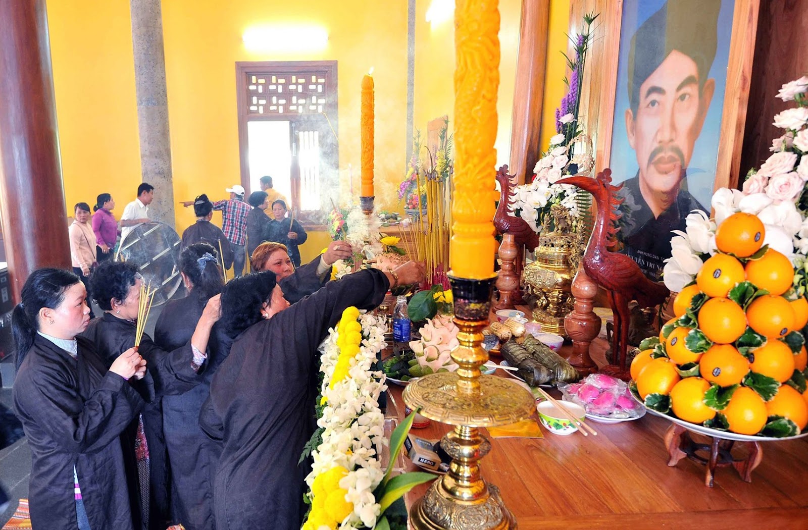 Người dân dâng hương tưởng nhớ vị anh hùng Nguyễn Trung Trực