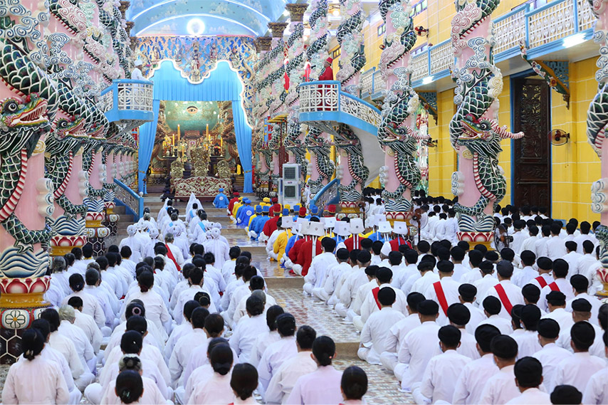 Du khách có thể tham gia cầu nguyện tại Thánh thất Cao Đài Dương Đông
