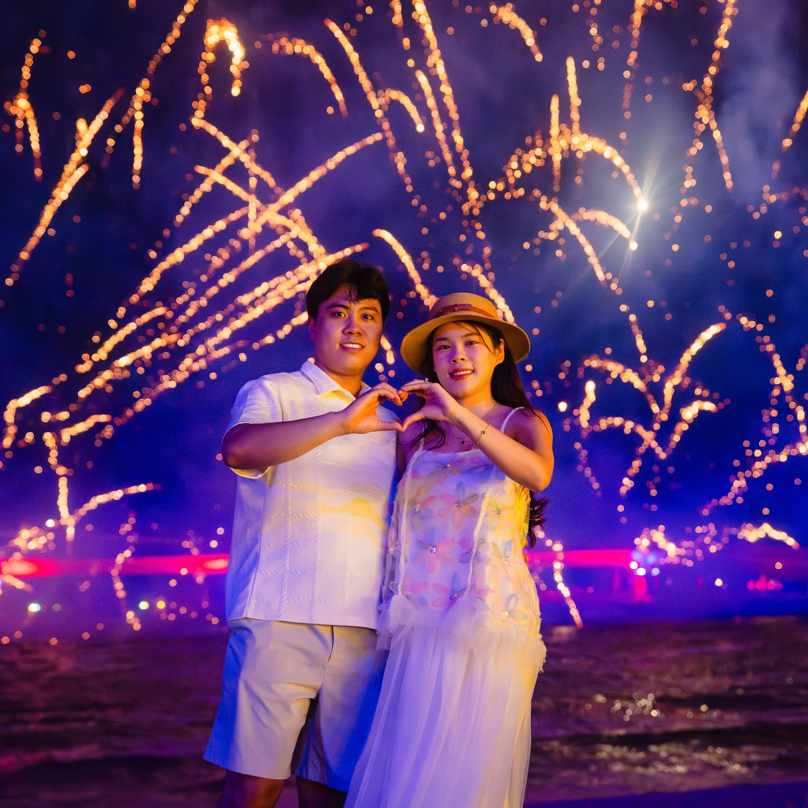 Du khách check-in với bầu trời pháo hoa rực rỡ của show Bản giao hưởng đại dương