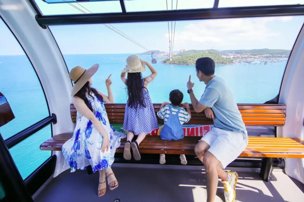 Du khách di chuyển nhanh chóng, tiện lợi đến đảo Hòn Thơm bằng cáp treo