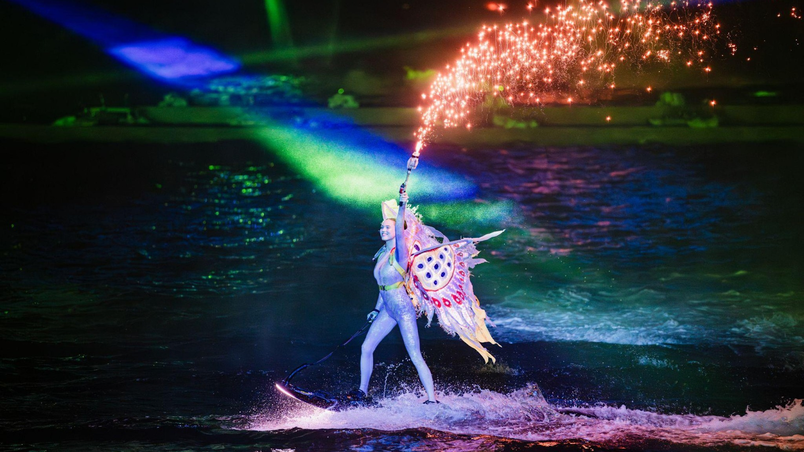 Nghệ sĩ của show Bản giao hưởng đại dương trình diễn điêu luyện trên mặt biển