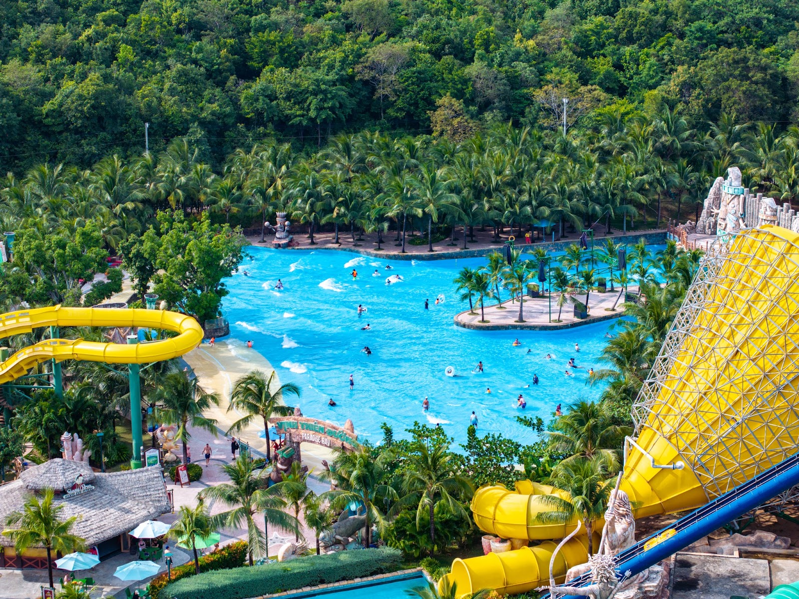 Sun World Hon Thom nằm ở phía Nam đảo Phú Quốc, là khu vui chơi giải trí lớn