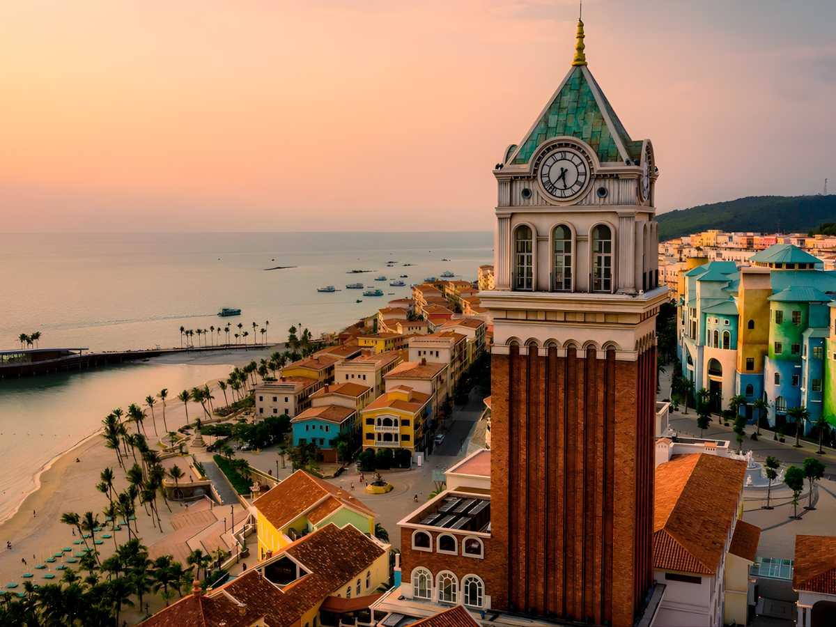 Thị trấn Hoàng Hôn nằm ở khu vực Nam Phú Quốc, khu phố này nổi bật với kiến trúc Địa Trung Hải