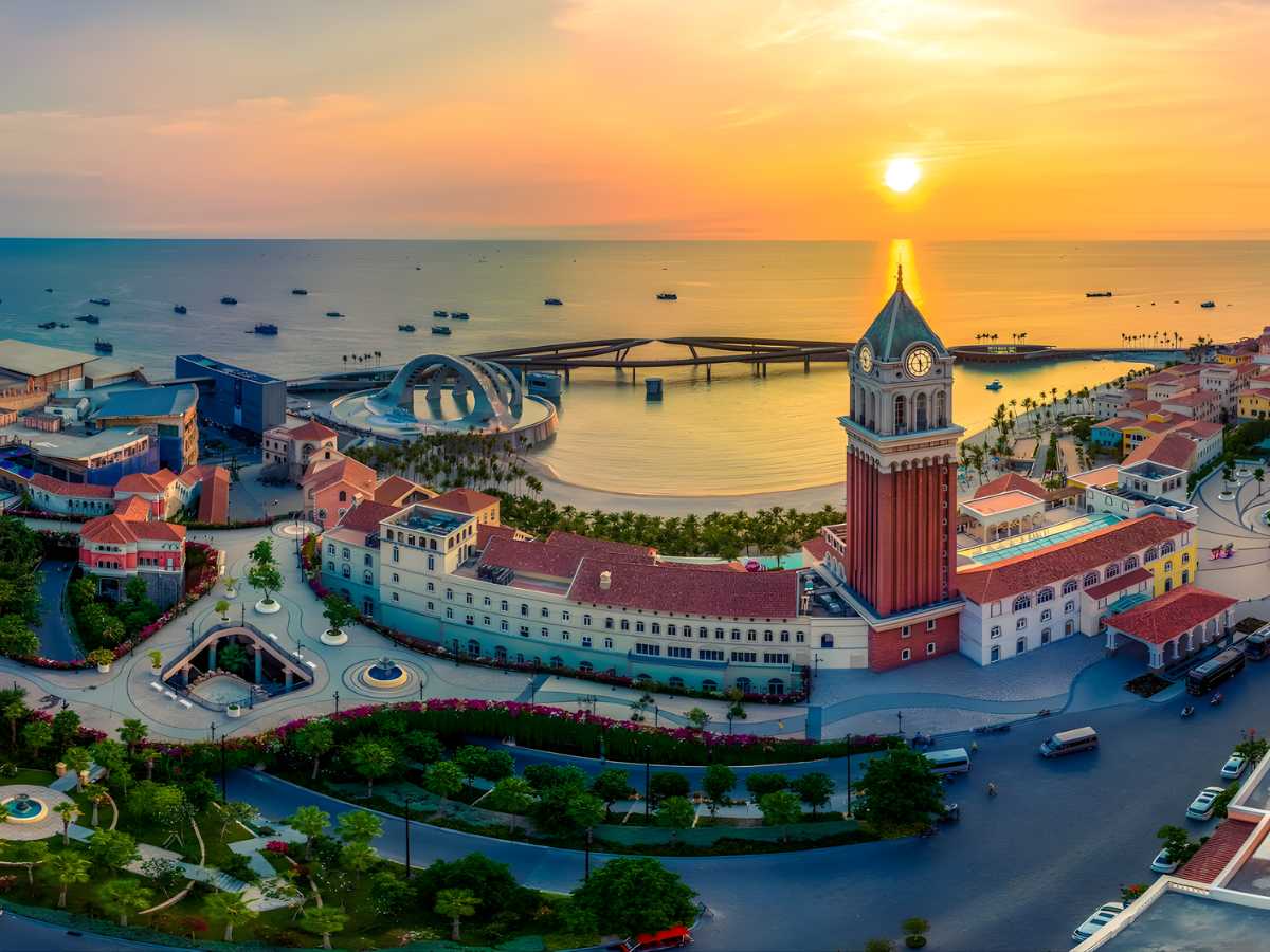 Thị trấn Hoàng Hôn gây ấn tượng với kiến trúc phong cách Địa Trung Hải rực rỡ và không gian ngắm hoàng hôn lãng mạn