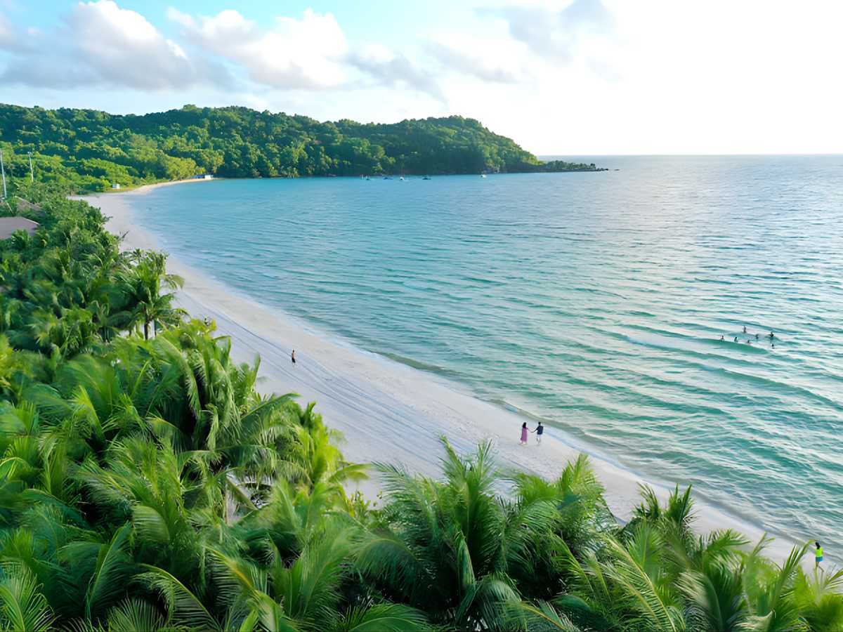 Giỗ tổ Hùng Vương thường rơi vào tháng 4 dương lịch hằng năm, giai đoạn này thời tiết Phú Quốc tương đối khô ráo