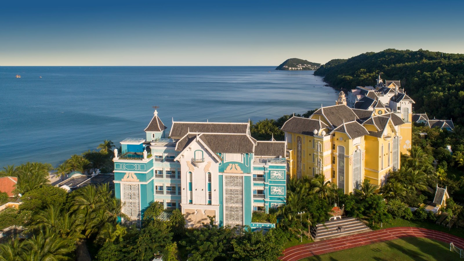 Nghỉ dưỡng tại resort ven biển để thuận tiện trong việc di chuyển ngắm biển