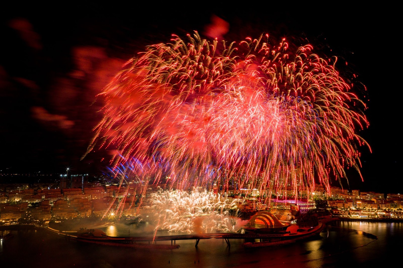 Chiêm ngưỡng những màn trình diễn công nghệ hiện đại kết hợp pháo hoa rực rỡ trên mặt biển