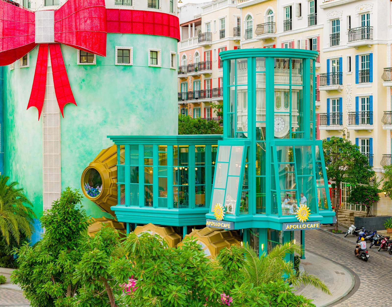 Ngắm toàn cảnh thị trấn từ Apollo Cafe mang kiến trúc lộn ngược độc đáo