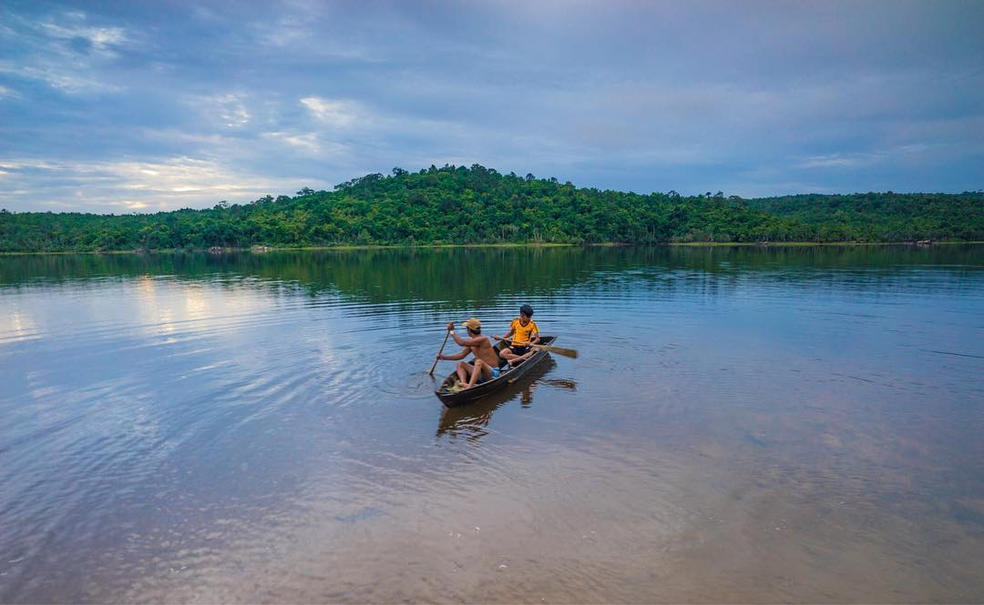 Du khách trải nghiệm chèo thuyền trên hồ Dương Đông