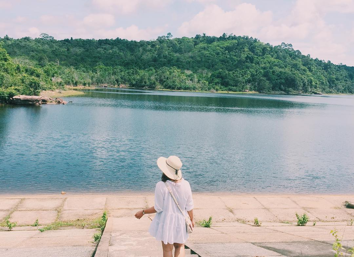 Du khách chiêm ngưỡng không gian bao la, yên bình của hồ Dương Đông