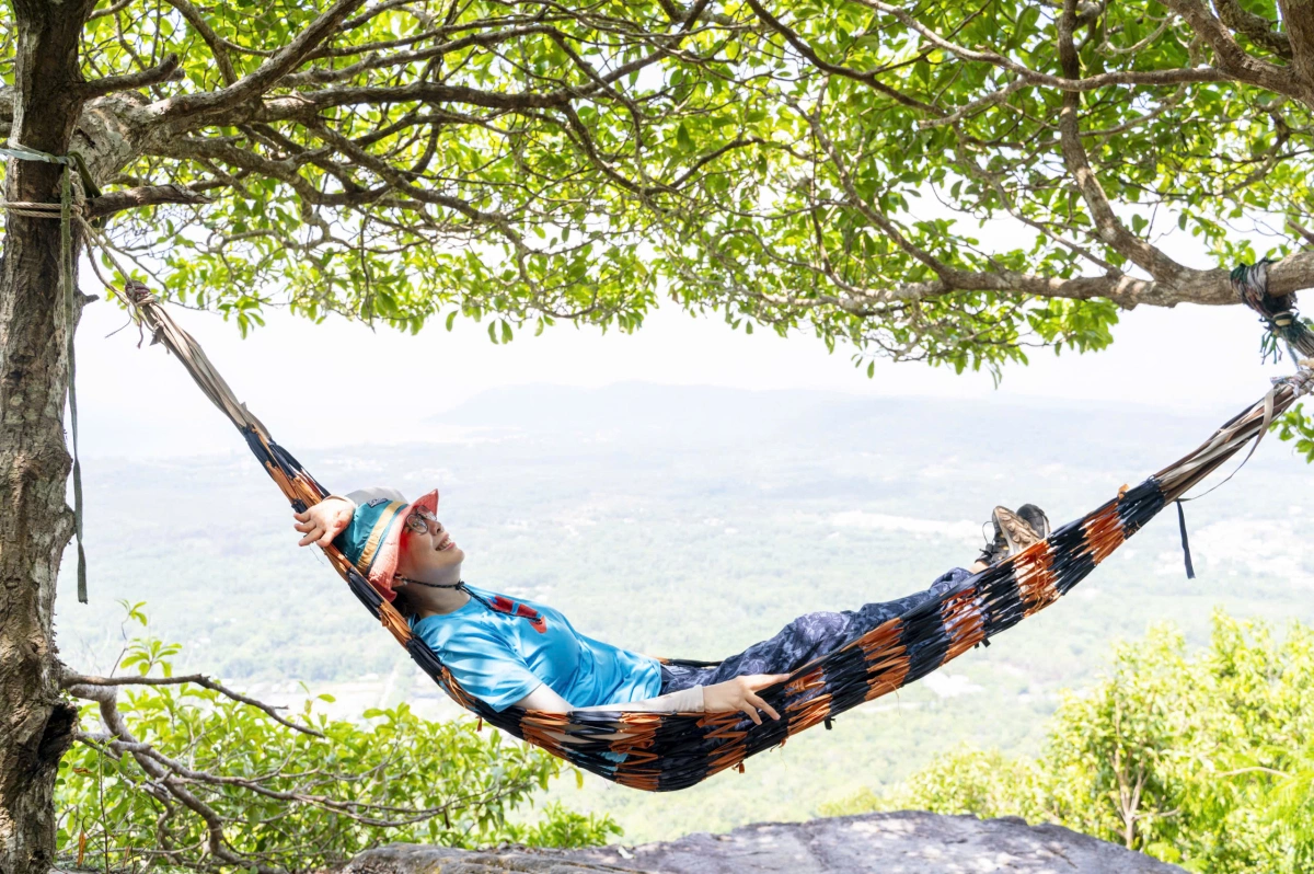 Du khách thư giãn sau khi chinh phục cung đường đến rừng giống