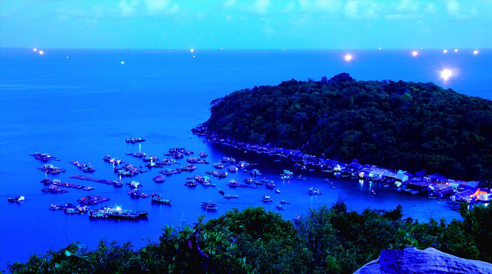 Khung cảnh yên bình của làng chài Thổ Châu về đêm