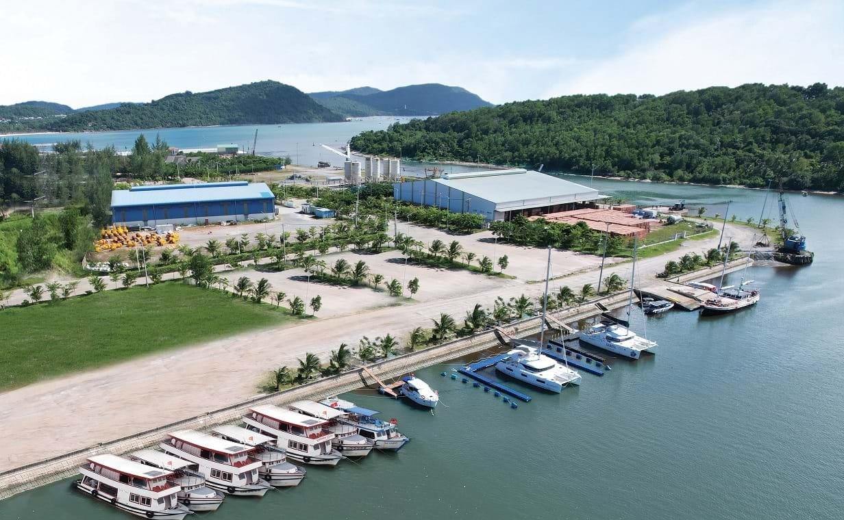 Cảng Vịnh Đầm được đầu tư xây dựng và mở rộng để đáp ứng nhu cầu di chuyển của du khách. 