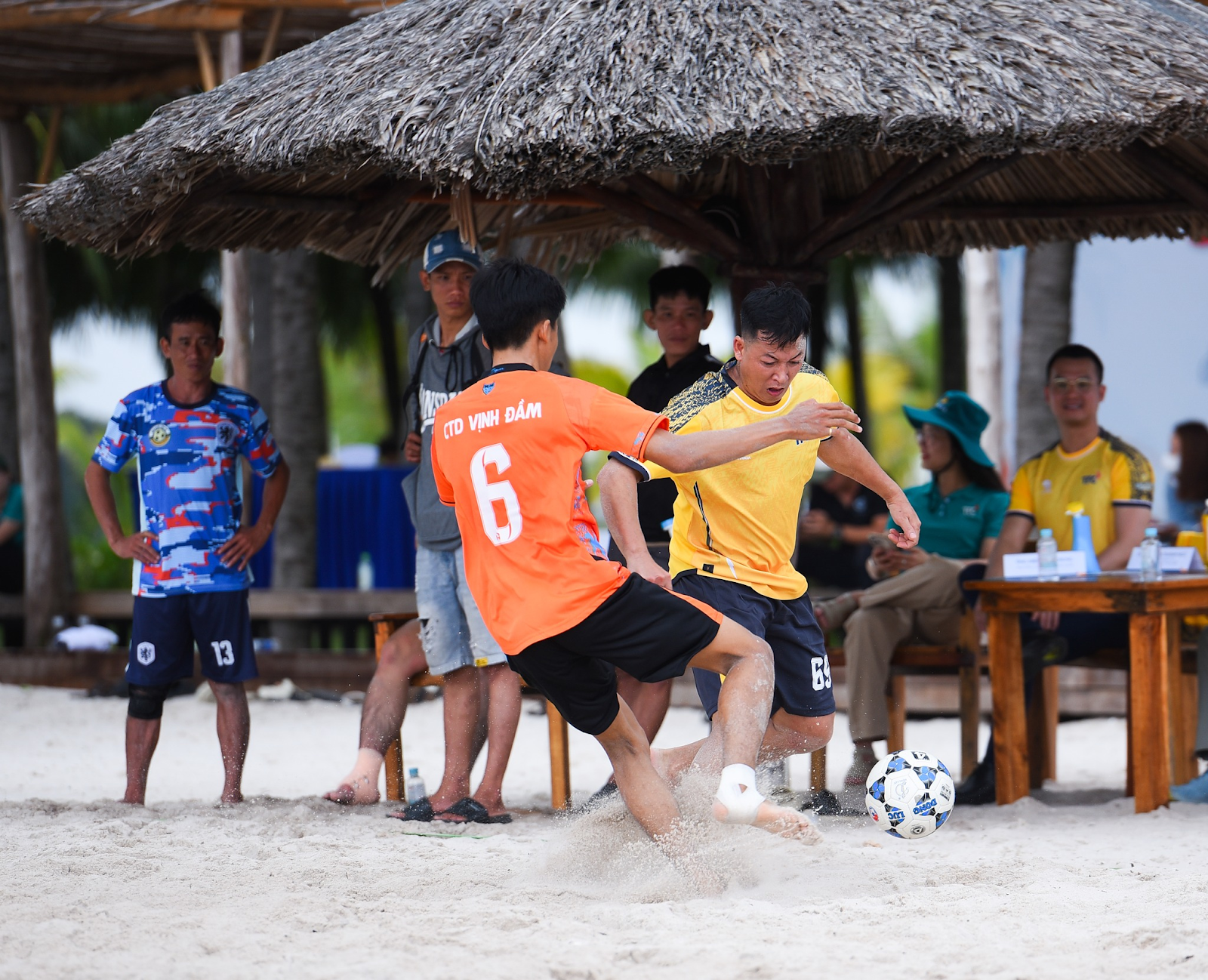 Du khách đá bóng tại bãi biển Vịnh Đầm. 