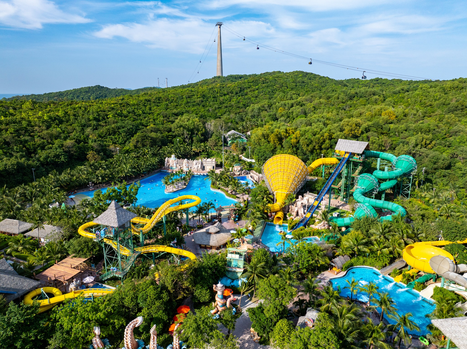 Du khách trải nghiệm trò chơi độc đáo tại công viên nước Aquatopiaa. 