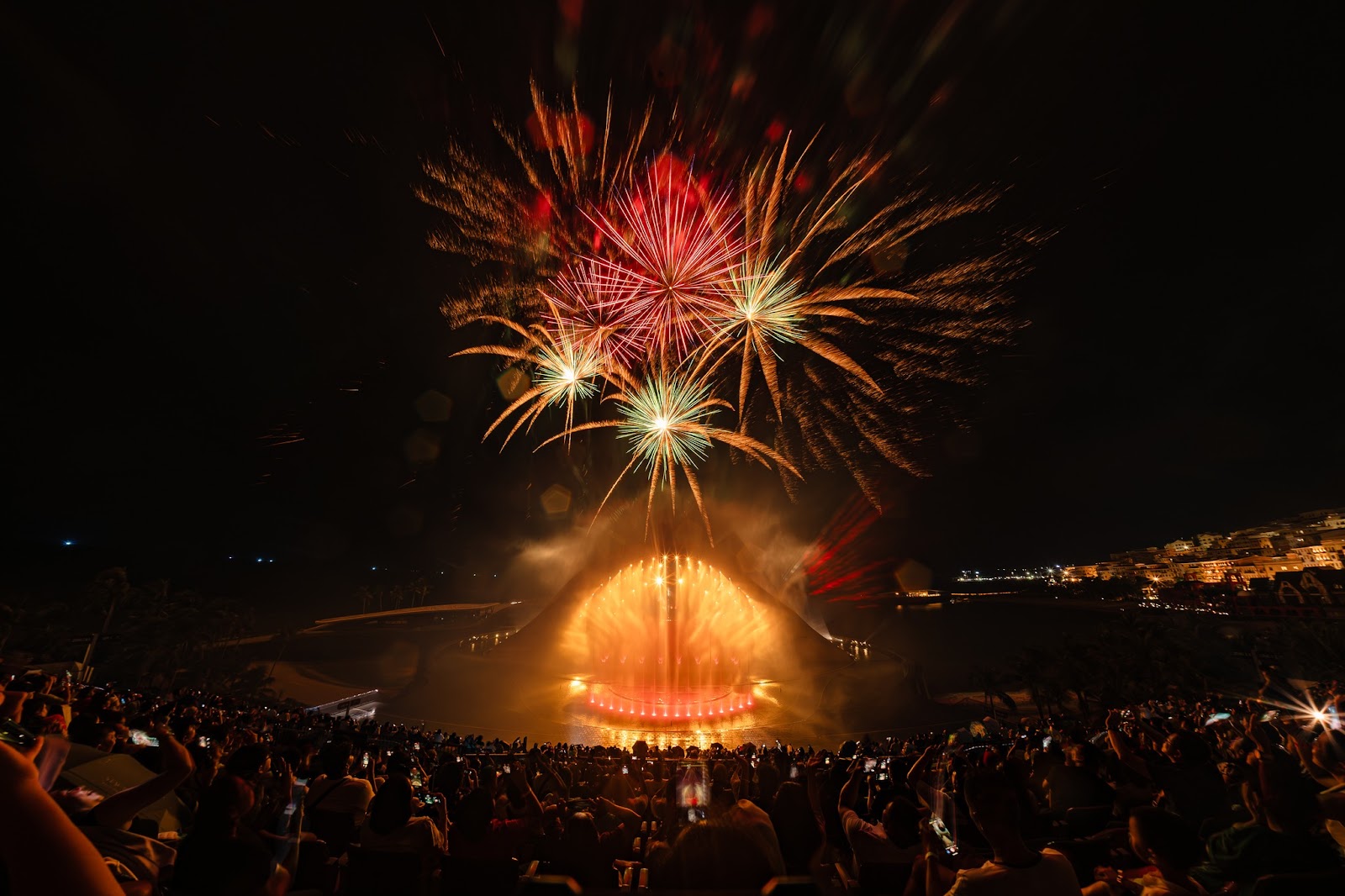 Du khách chiêm ngưỡng pháo hoa lung linh của show Kiss of the Sea.