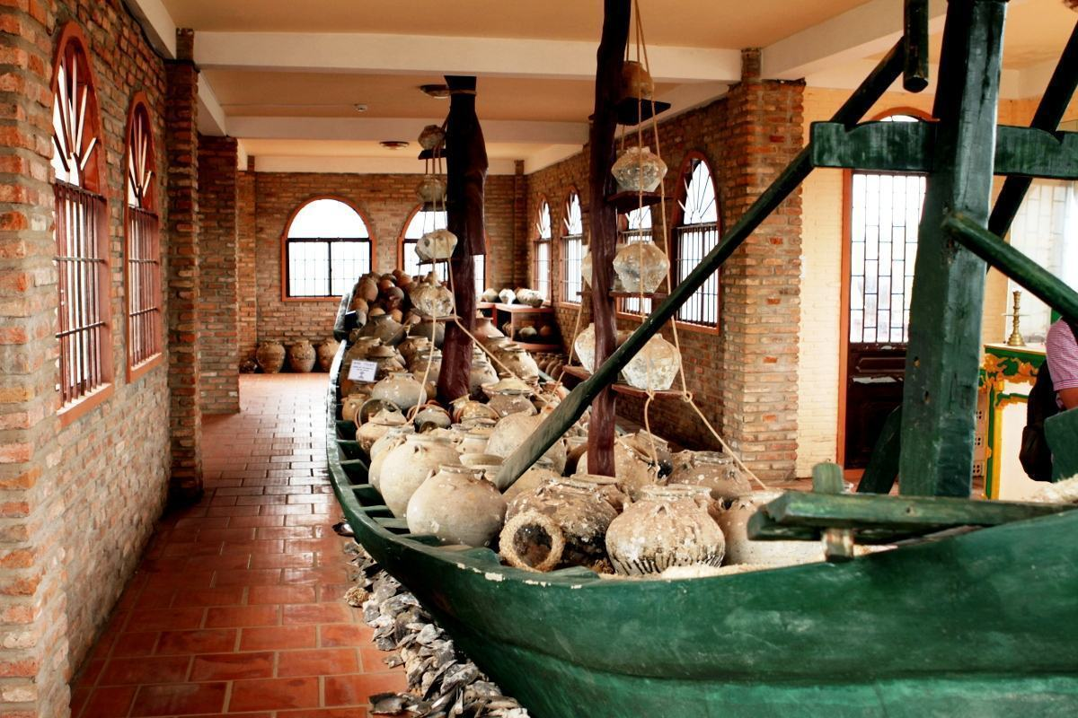 Du khách có thể kết hợp tham quan những cổ vật tại bảo tàng. 