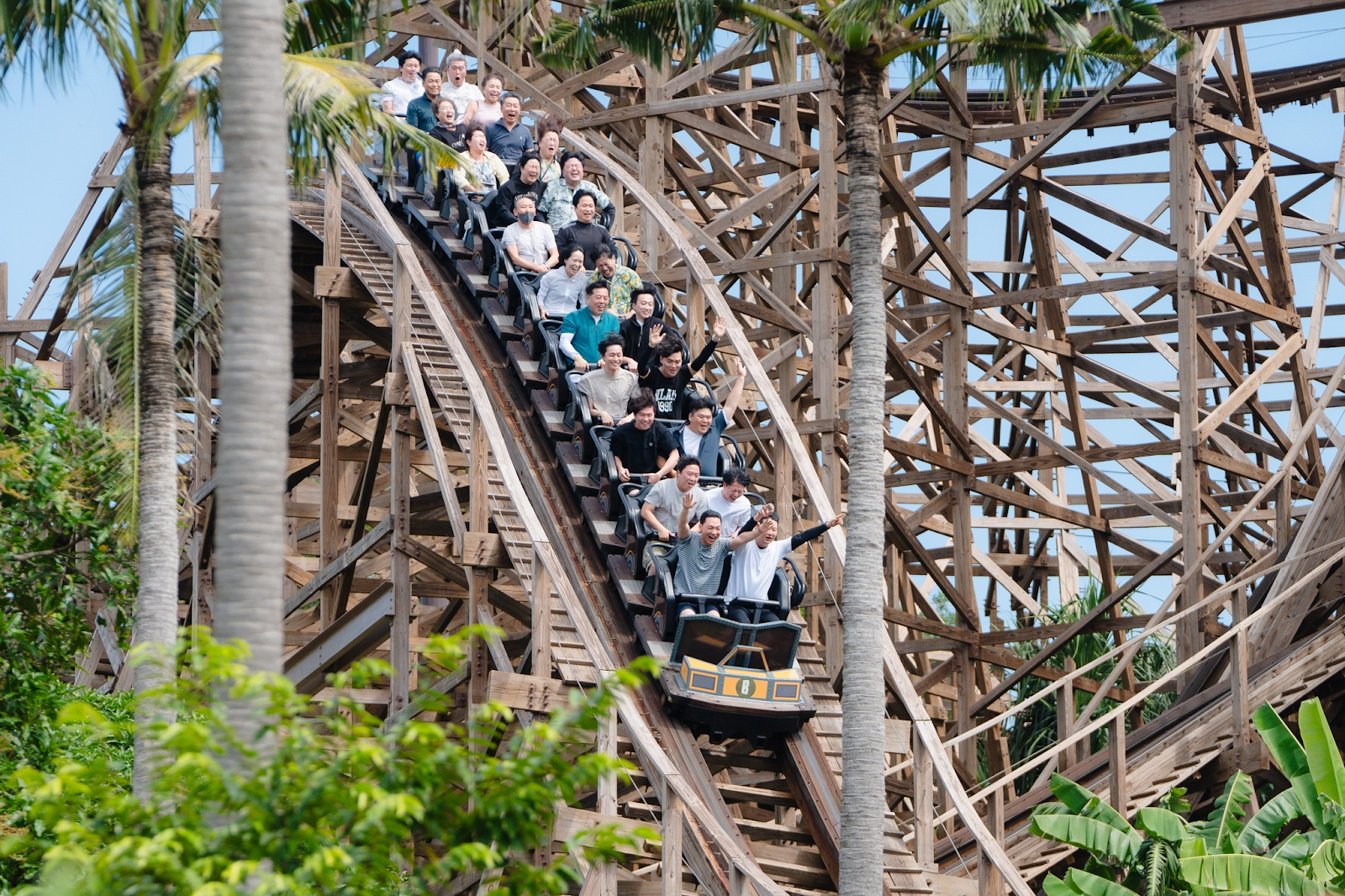 Du khách trải nghiệm tàu lượn siêu tốc tại Làng Exotica. 