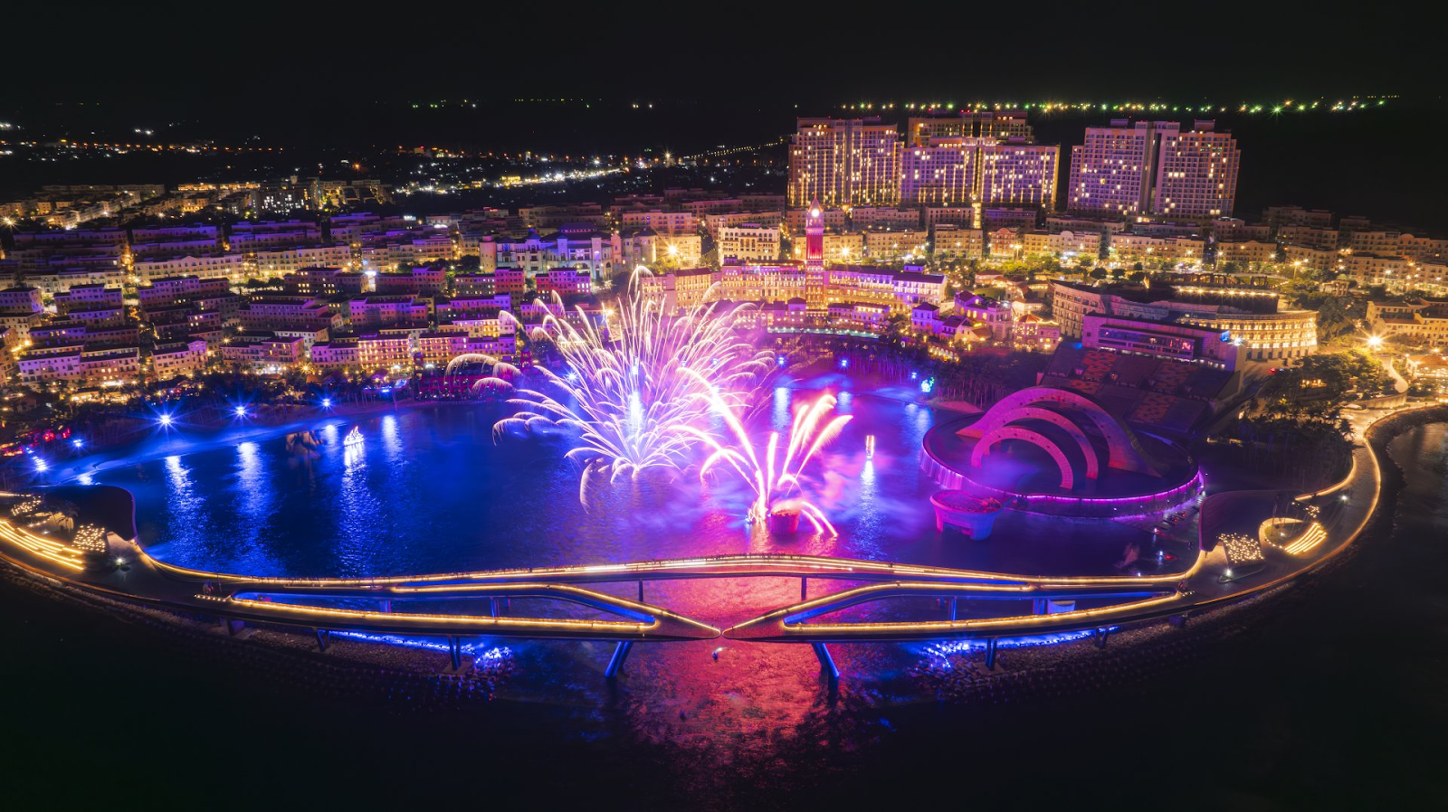 Pháo hoa rực rỡ thắp sáng cả một vùng trời Nam đảo trong show Bản giao hưởng đại dương.